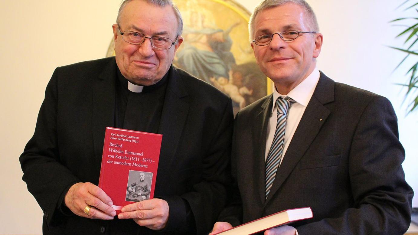 Mainz, 21. Januar 2014: Kardinal Karl Lehmann und Professor Dr. Peter Reifenberg (rechts) präsentierten das neu erschienene Buch zu Bischof Ketteler.