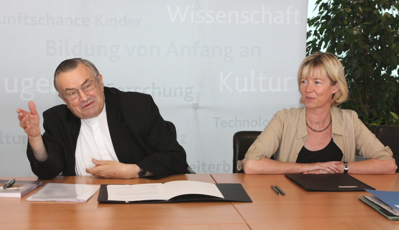 Mainz, 6. Juli 2010: Vorstellung der verbesserten Refinanzierung der Katholischen Fachhochschule Mainz durch Kardinal Karl Lehmann und Wissenschaftsministerin Doris Ahnen. (c) Bistum Mainz / Blum