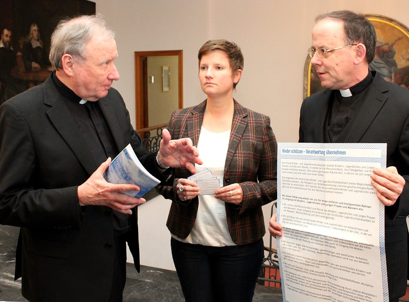 Mainz, 27.1.2012: Bianca Mohr (Mitte) und Weihbischof Dr. Ulrich Neymeyr (r.) stellten Generalvikar Dietmar Giebelmann die Neuauflage der BDKJ-Broschüre 