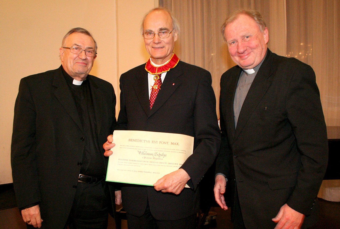 Mainz, 28.1.2010: Kardinal Karl Lehmann (l.) überreichte gemeinsam mit Generalvikar Dietmar Giebelmann (r.) Wilhelm Schulze den päpstlichen Gregorius-Orden. (c) Bistum Mainz / Matschak