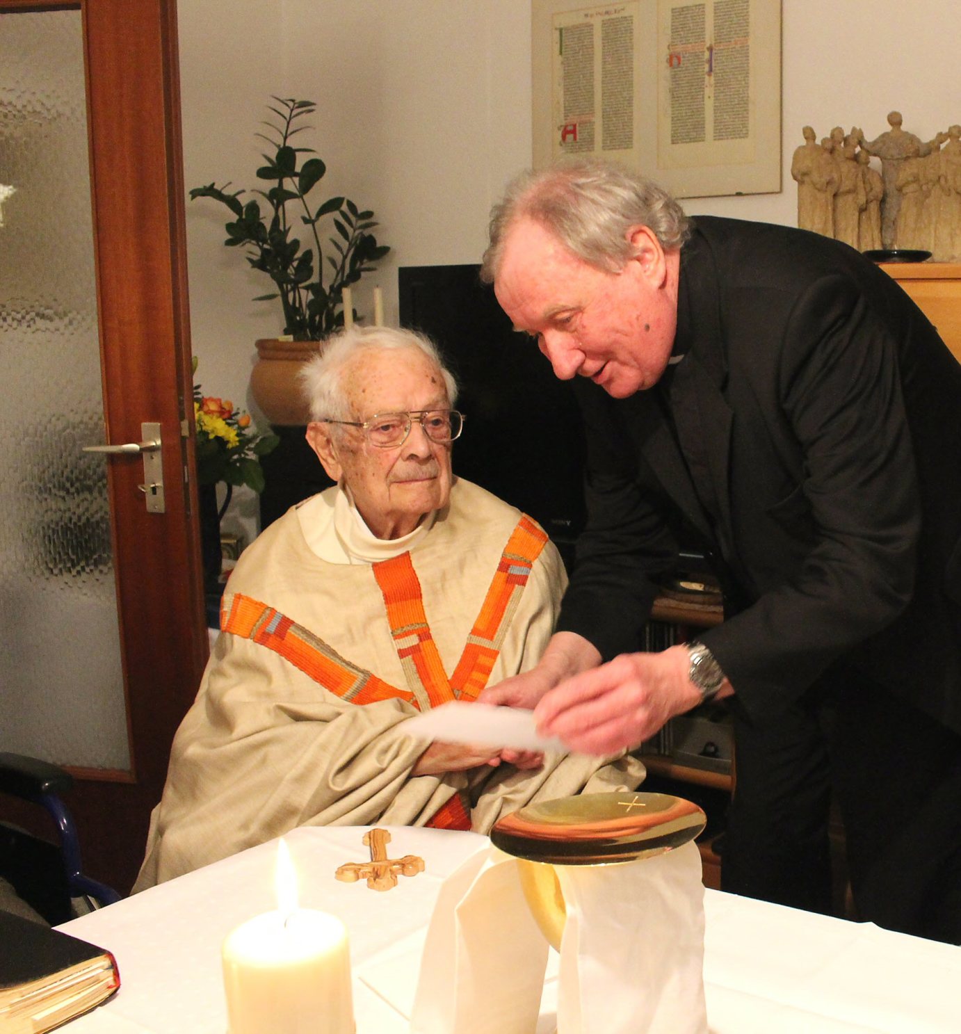 Mainz, 6. Januar 2014: Generalvikar Dietmar Giebelmann (rechts) gratulierte Monsignore Josef Manefeld zum 75. Priesterjubiläum. (c) Bistum Mainz / Blum