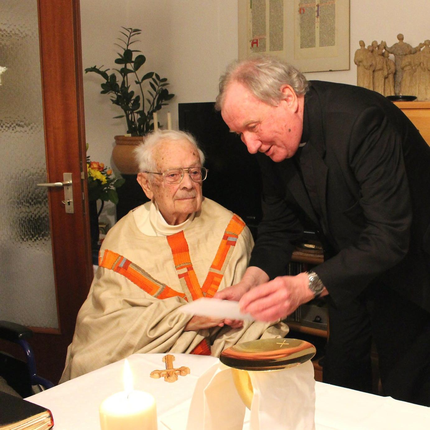 Mainz, 6. Januar 2014: Generalvikar Dietmar Giebelmann (rechts) gratulierte Monsignore Josef Manefeld zum 75. Priesterjubiläum.
