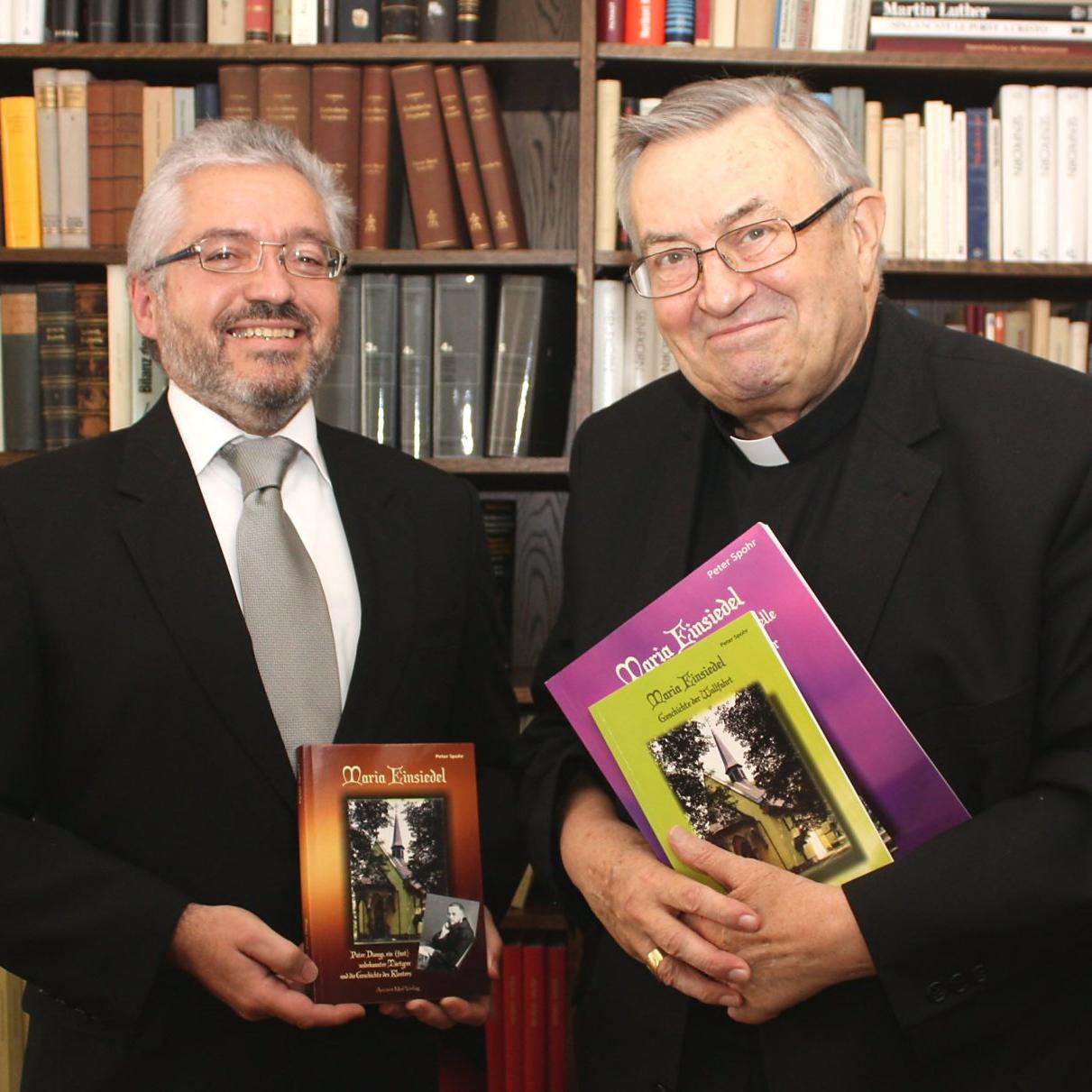 Mainz, 6.9.2013: Peter Spohr (l.) überreichte sein Buch über Kloster Einsiedel an Kardinal Karl Lehmann.