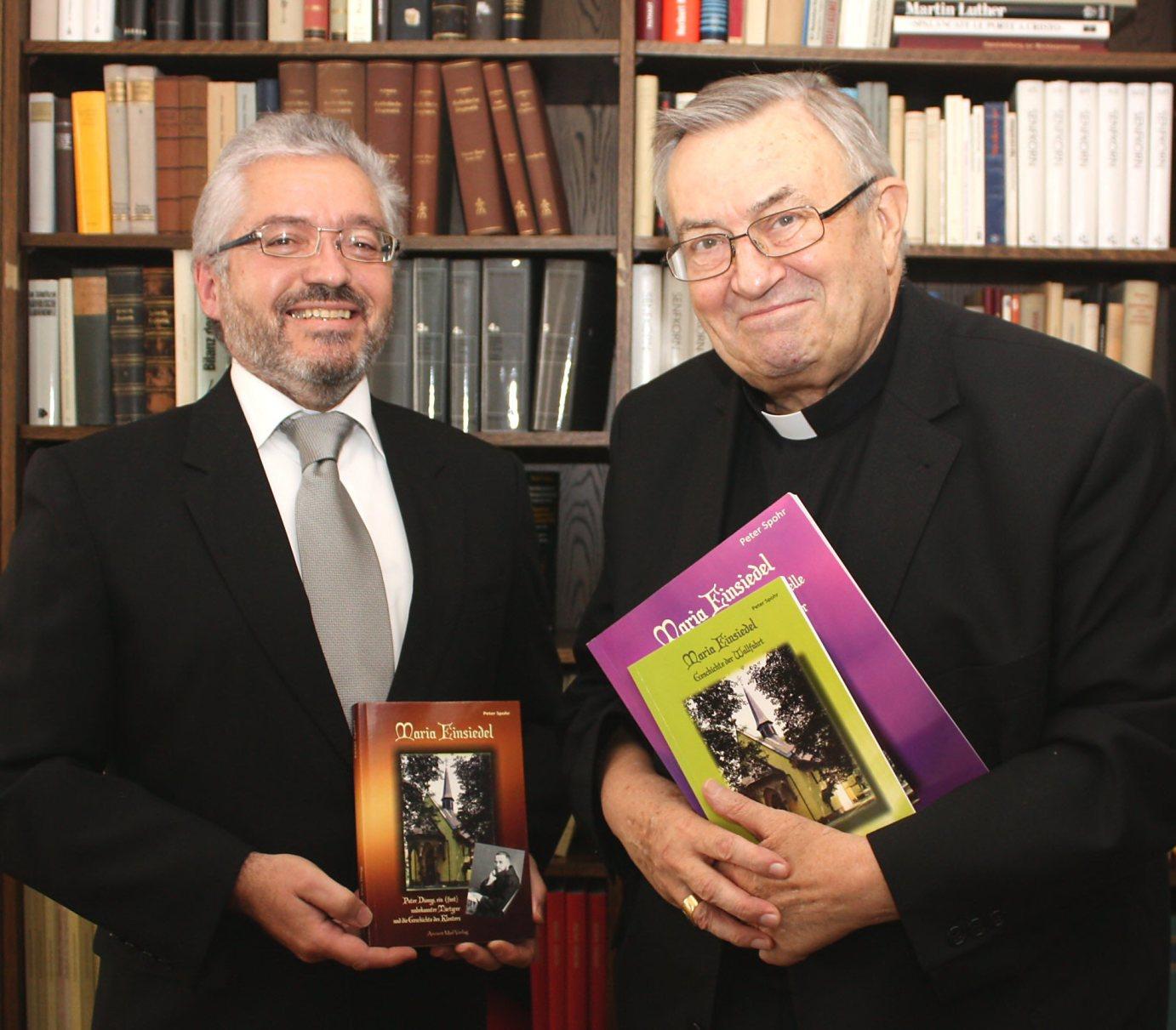 Mainz, 6.9.2013: Peter Spohr (l.) überreichte sein Buch über Kloster Einsiedel an Kardinal Karl Lehmann.