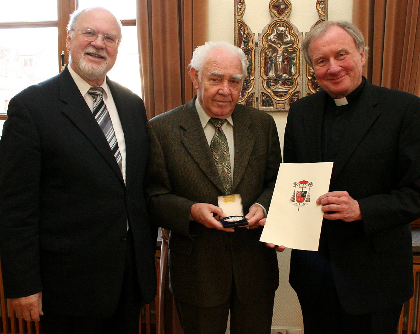 Mainz, 20.11.2009: Verleihung der Martinus-Medaille an Helmut Döhr (m.) durch Generalvikar Dietmar Giebelmann (r.). Mit dabei: KKV-Beirat Pfarrer Dr. Karl J. Ludwig (c) Bistum Mainz / Matschak