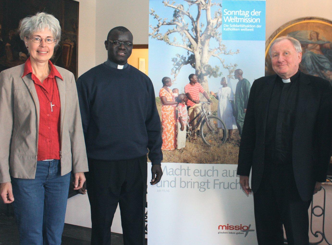 Mainz, 26. September 2011: Missio-Referentin Schwester Annette Fleischhhauer, Abbé Pierre Aye Ndione und generalvikar Dietmar Giebelmann (v.l.n.r.) (c) Bistum Mainz / Blum