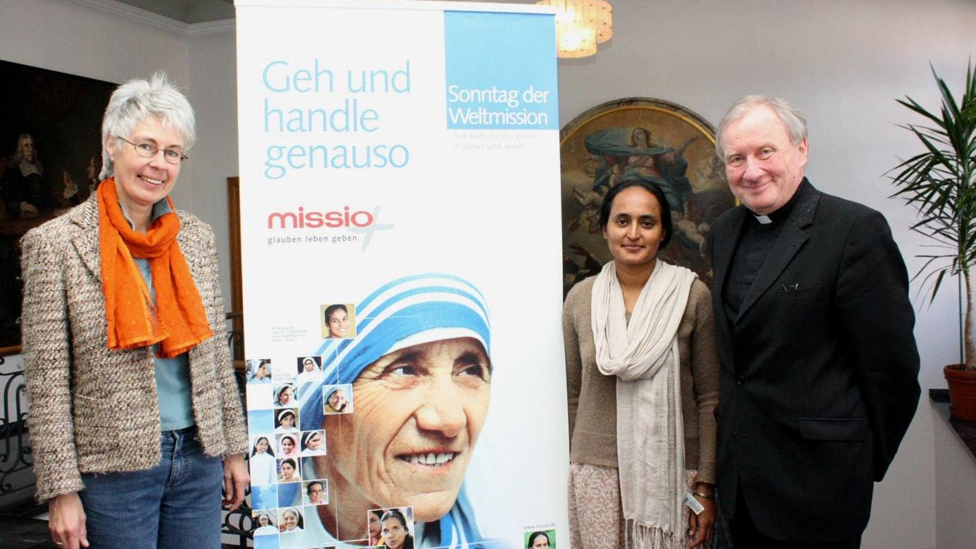 Mainz, 8.10.2010: Gemeinsam mit Schwester Annette Fleischhauer, Missio-Referentin des Bistums Mainz (l.), besuchte die indische Ordensfrau Leeza Paiyapalli Generalvikar Dietmar Giebelmann (r.)