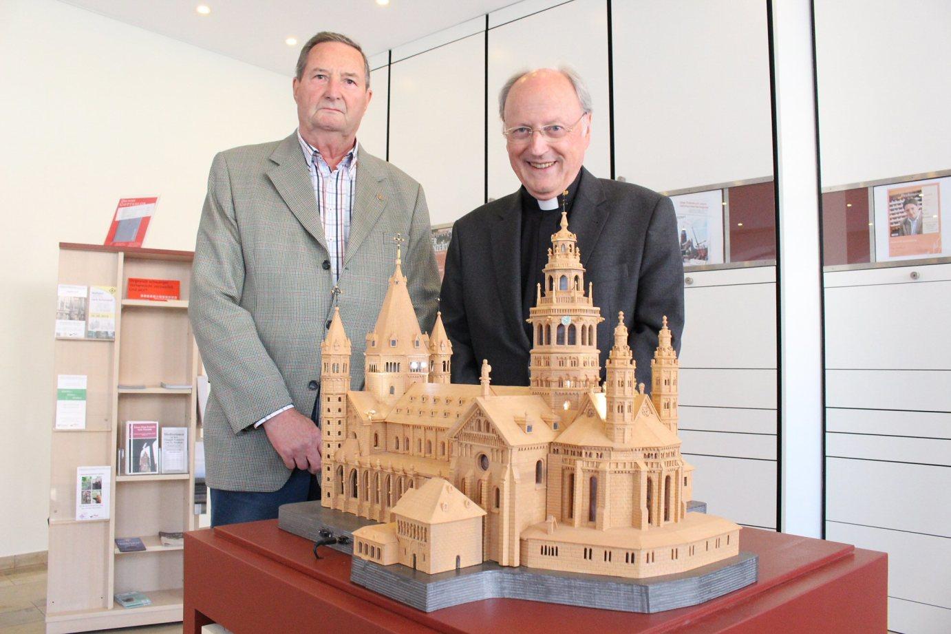 Mainz, 26. September 2014: Karl-Heinz Rausch (links) und Domdekan Heinz Heckwolf vor dem Modell des Mainzer Doms, das in 2.337 Arbeitsstunden entstanden ist.