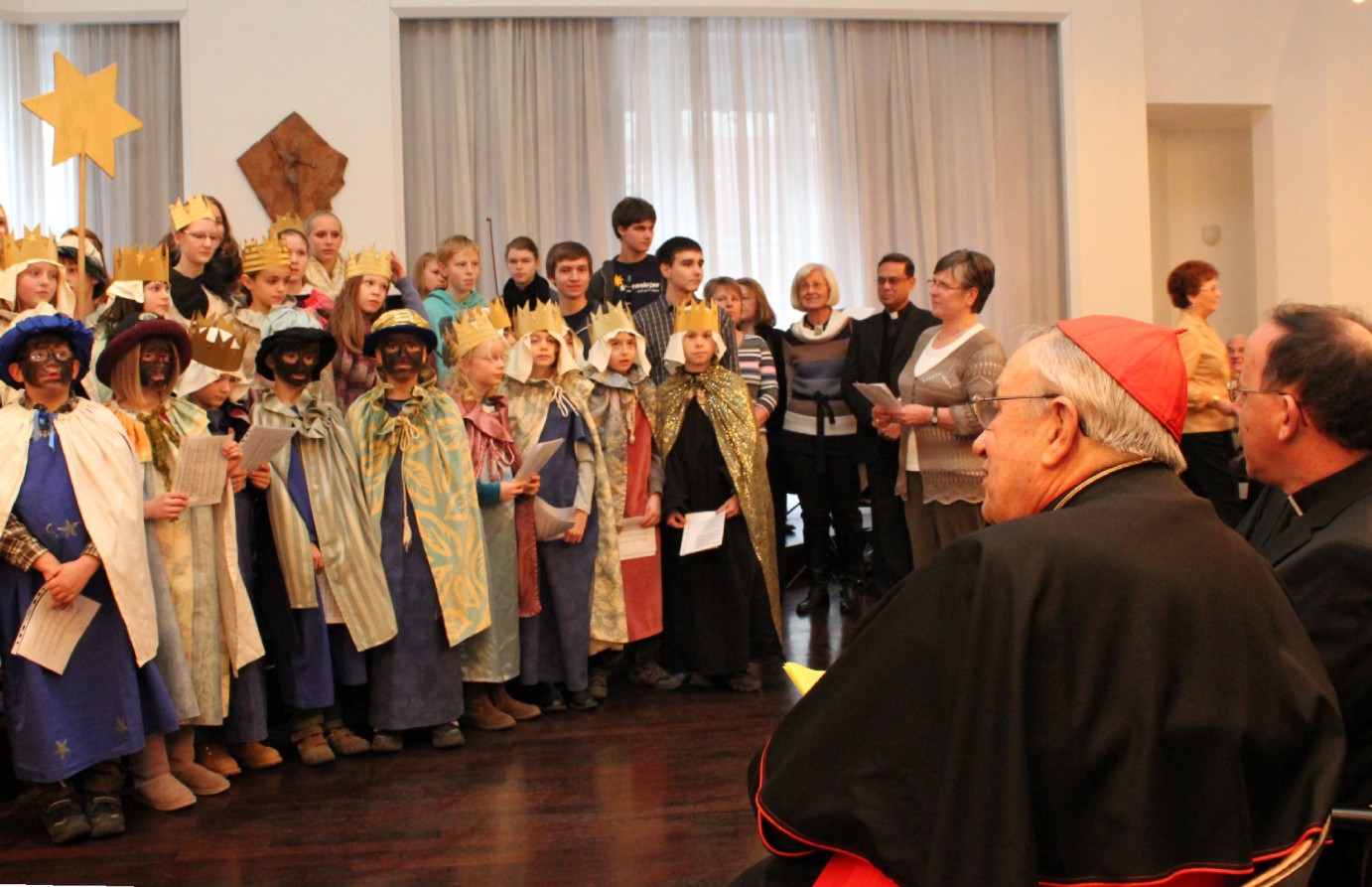 Mainz, 14.1.2012: Beim Neujahrsempfang des Bistums Mainz mit Kardinal Karl Lehmann (2.v.r.) überbrachten 35 Sternsinger aus Mainz-Ebersheim Glückwünsche zum neuen Jahr. (c) Bistum Mainz / Matschak