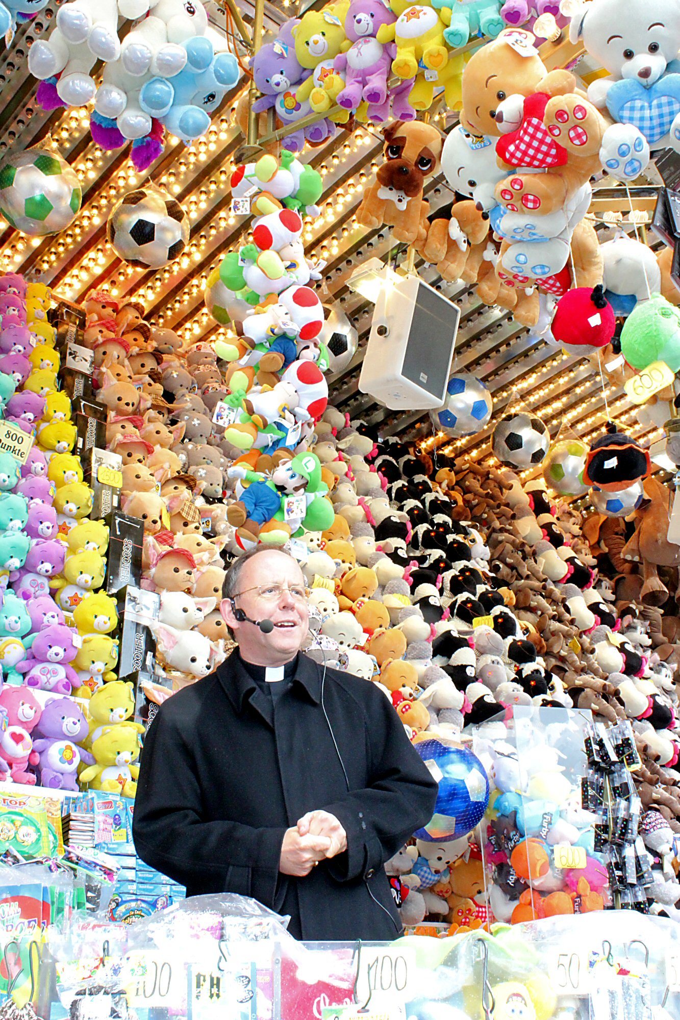 Worms, 23.5.2013: Weihbischof Dr. Ulrich Neymeyr verkauft Lose beim Pfingstmarkt in Worms. (c) Bistum Mainz / Matschak