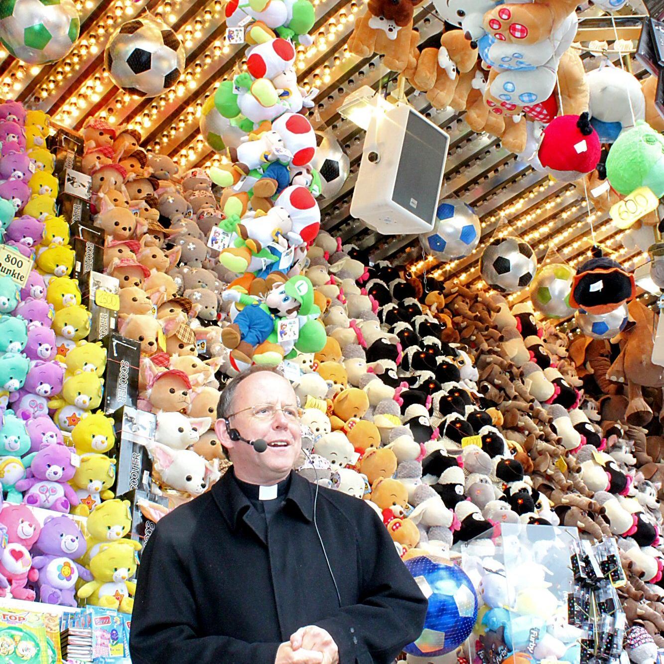 Worms, 23.5.2013: Weihbischof Dr. Ulrich Neymeyr verkauft Lose beim Pfingstmarkt in Worms.
