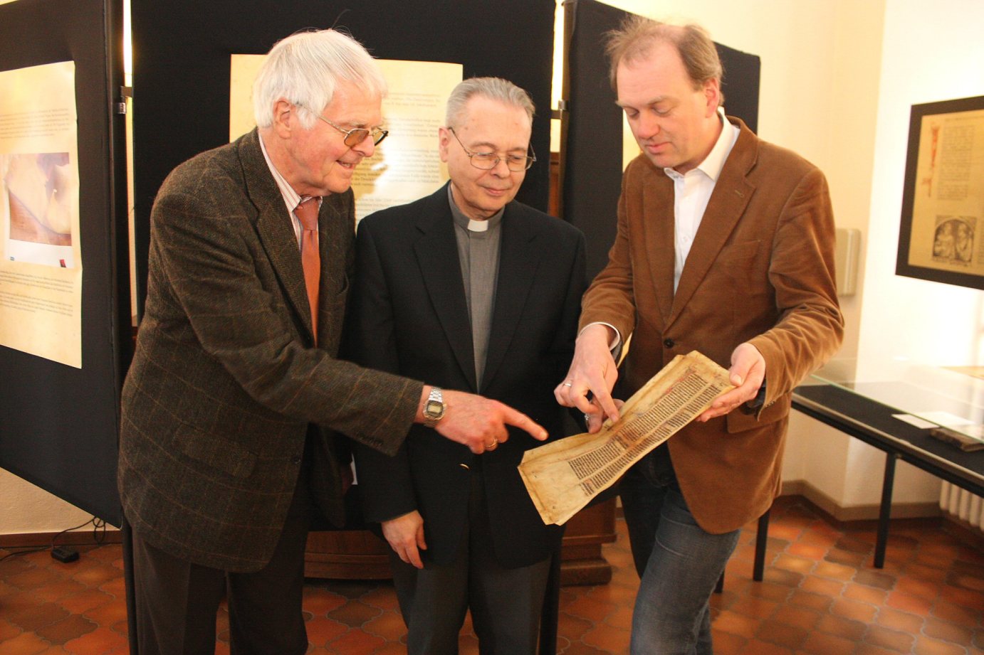 Mainz, 16. April 2012: Vorstellung der neu entdeckten Pergament-Fragmente aus der Mainzer Martinus-Bibliothek (v.l.n.r.): Professor Dr. Jürgen Blänsdorf, Dr. Helmut Hinkel und Dr. Christoph Winterer. (c) Bistum Mainz / Blum