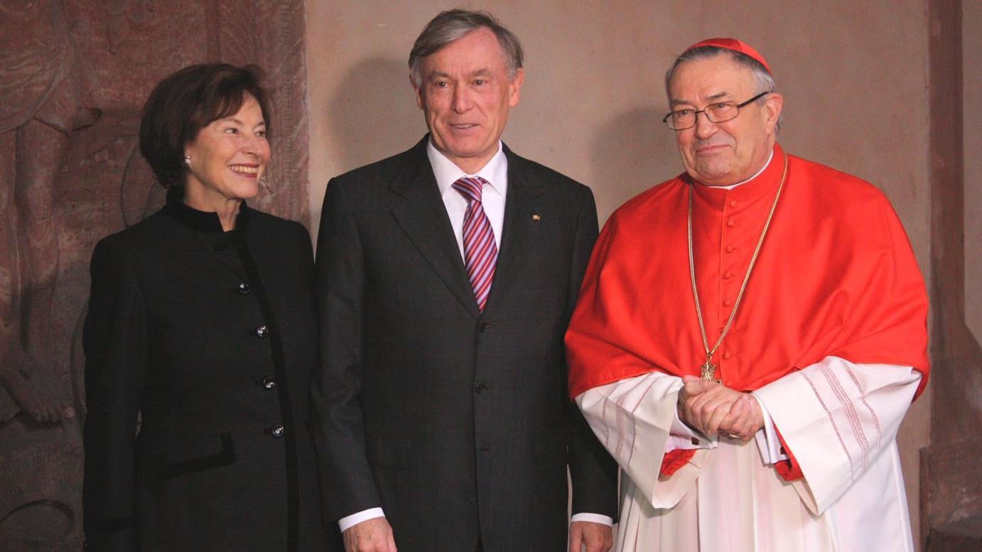 Mainz, 11. Oktober 2009: Bundespräsident Horst Köhler (mitte) zusammen mit seiner Frau Eva-Luise zusammen mit Kardinal Karl Lehmann (rechts) beim Fototermin im Kreuzgang des Mainzer Domes.