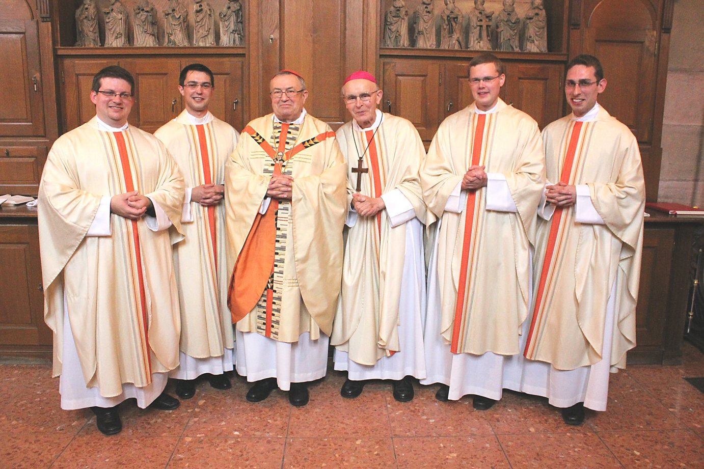 Mainz, 23. Juni 2012: Vier Neupriester im Bistum Mainz (v.l.n.r.): Martin Sahm, Patrick Fleckenstein, Kardinal Karl Lehmann, Bischof em. Franz Kamphaus, Christoph Hinke und Michael Leja. (c) Bistum Mainz / Blum