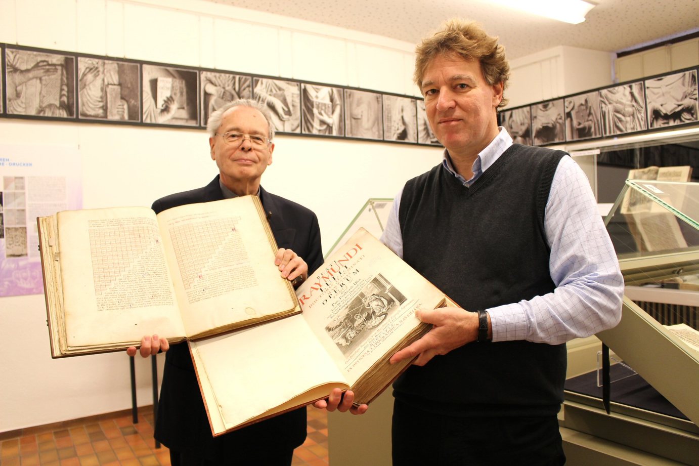 Mainz, 20. Oktober 2014: Kabinett-Ausstellung in der Martinus-Bibliothek: Helmut Hinkel (links) zeigt die um 1300 unter den Augen von Llull entstandene Pergamenthandschrift der 
