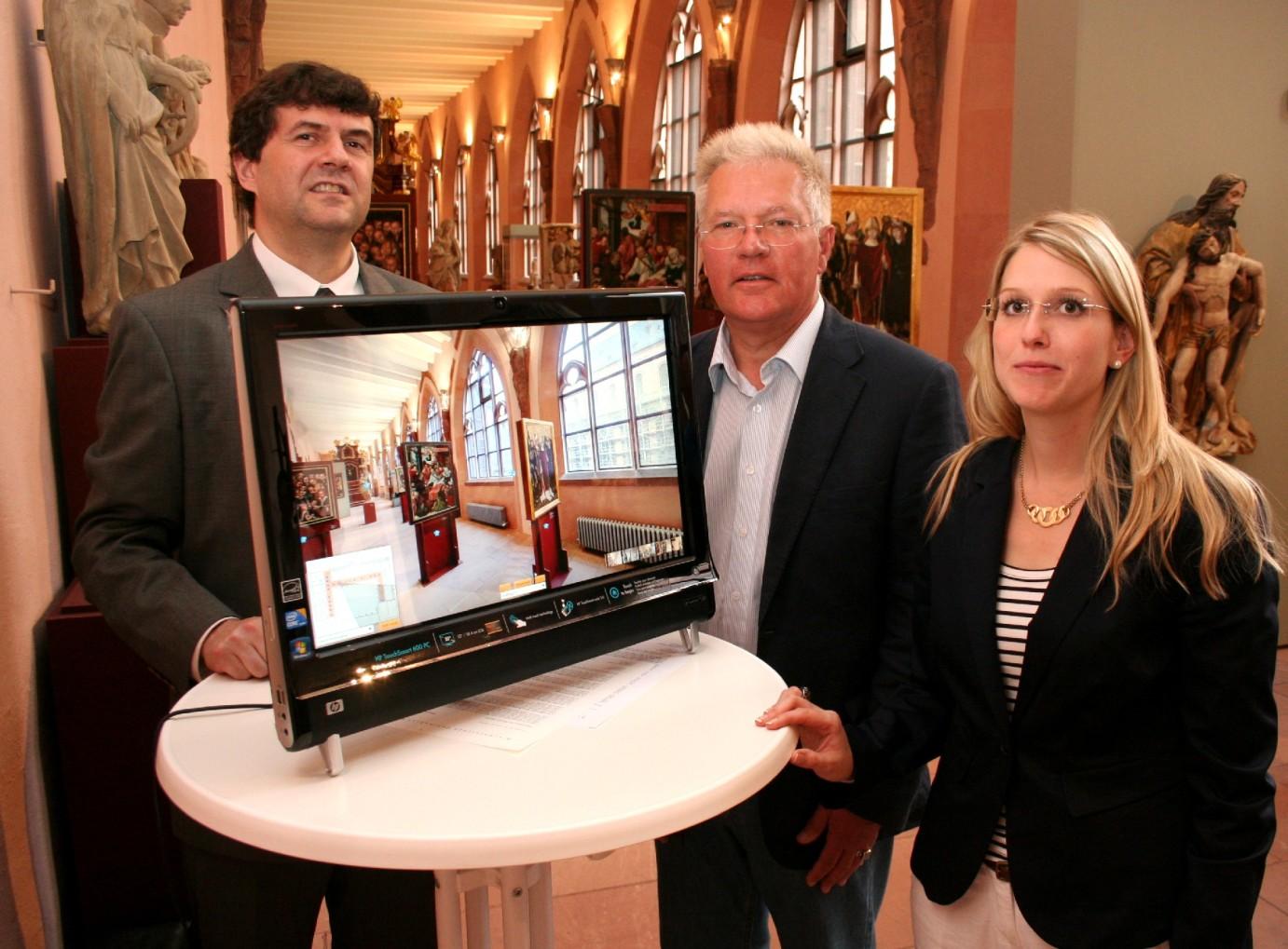 Mainz, 22.8.2011: Stellten den neuen virtuellen Rundgang durch das Mainzer Dom- und Diözesanmuseum vor: (v.l.) Torsten Helmke, Dr. Hans-Jürgen Kotzur und Natalia Zoe März (c) Bistum Mainz / Matschak