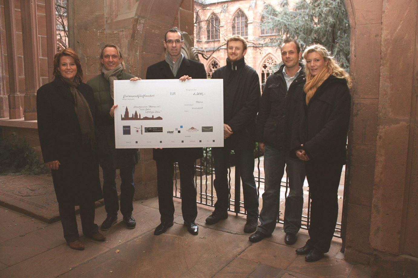 Mainz, 11. Dezember 2009: 1.500 Euro für den Mainzer Dombauverein (v.l.n.r.): Sabine Flegel, Frank Buchholz, Markus Schumm, Torsten Spode, Alexander Wenk und Daniela Becker. (c) Bistum Mainz / Blum