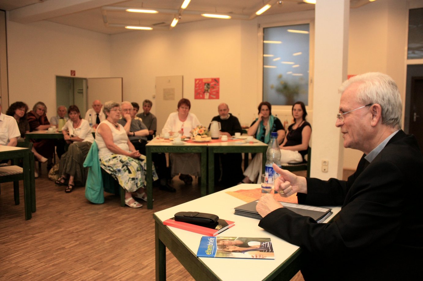 Reinheim, 30. Juni 2010: Weihbischof Dr. Werner Guballa bei der Schlusskonferenz der Visitation im Dekanat Dieburg. Das Treffen mit den hauptamtlichen Mitarbeitern fand im Pfarrsaal der Gemeinde Corpus Christi und St.Pius X. in Reinheim statt. (c) Bistum Mainz / Blum