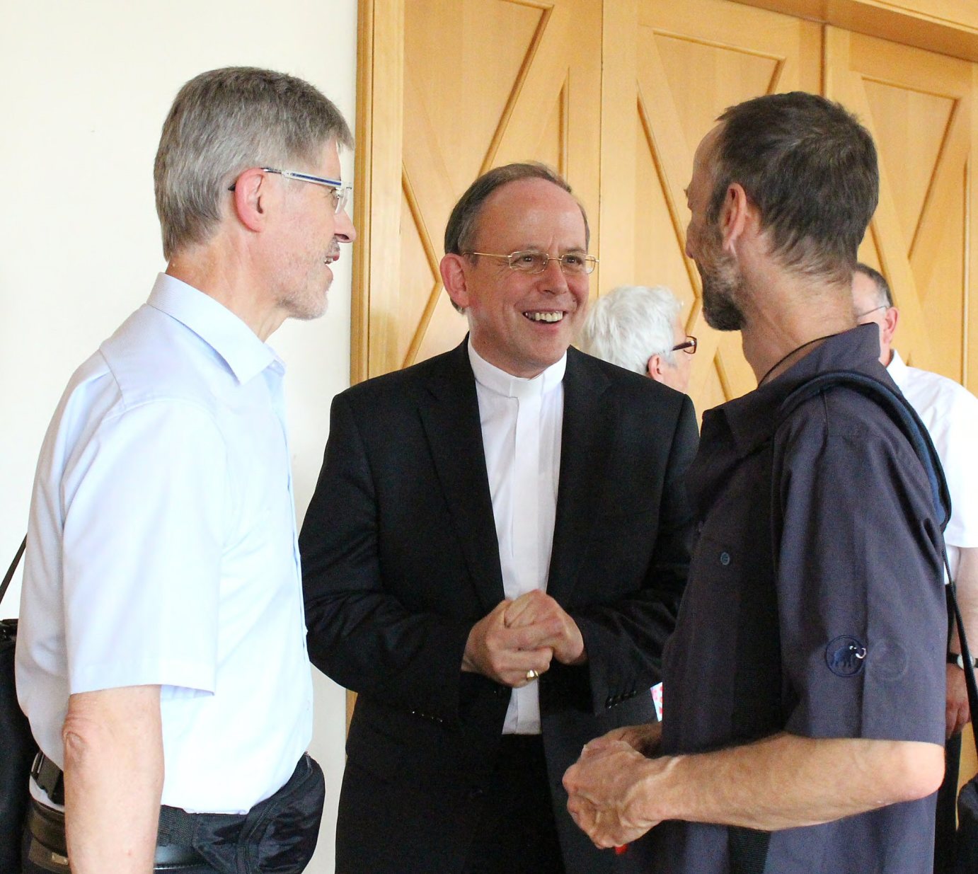 Mainz, 23.7.2014: Weihbischof Dr. Ulrich Neymeyr (Mitte) im Gespräch bei der Schlusskonferenz. (c) Bistum Mainz / Blum