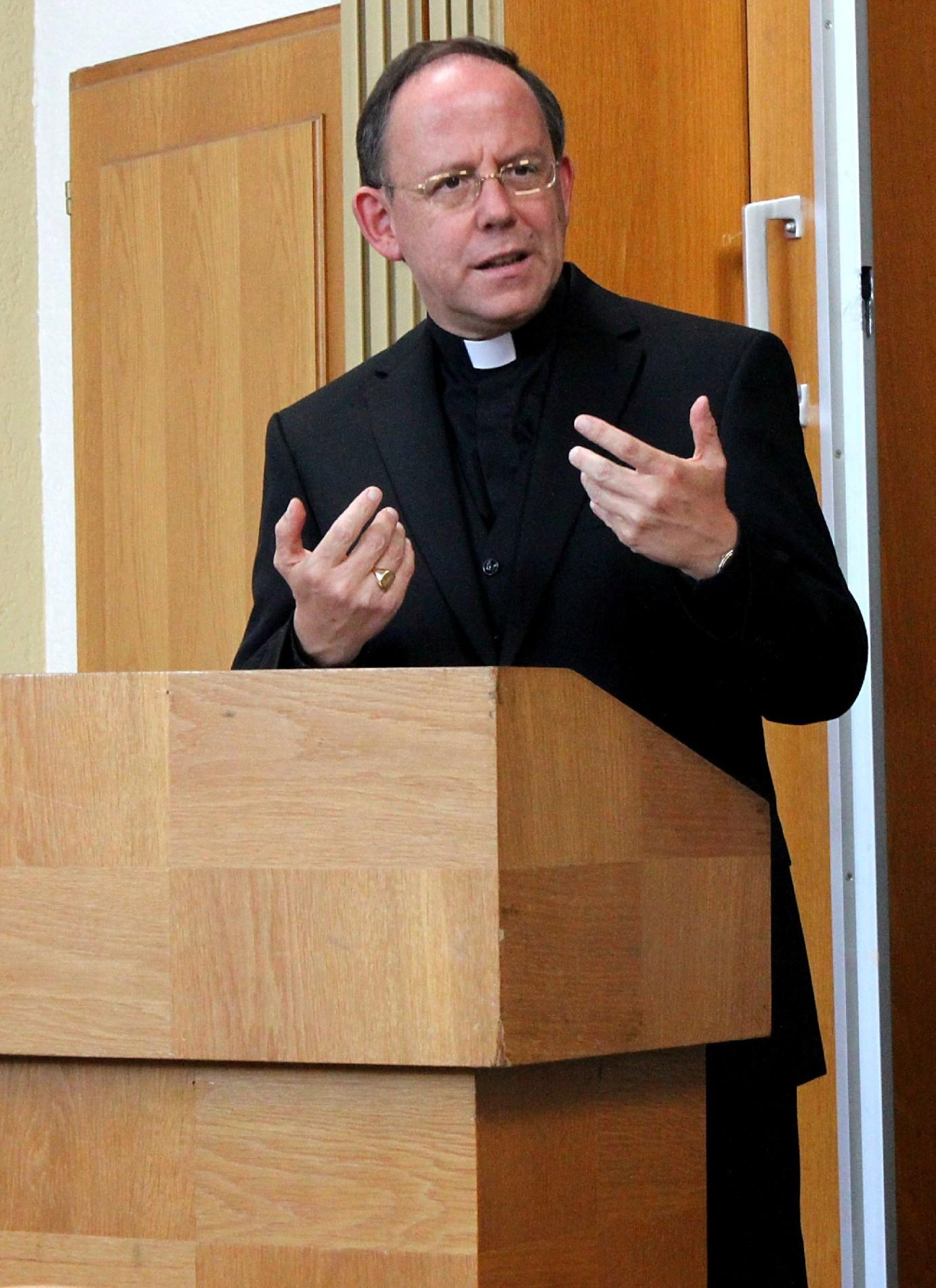 Groß-Gerau, 19.9.2012: Weihbischof Dr. Ulrich Neymeyr bei seinem Vortrag im Rahmen der Schlusskonferenz für das katholische Dekanat Rüsselsheim.