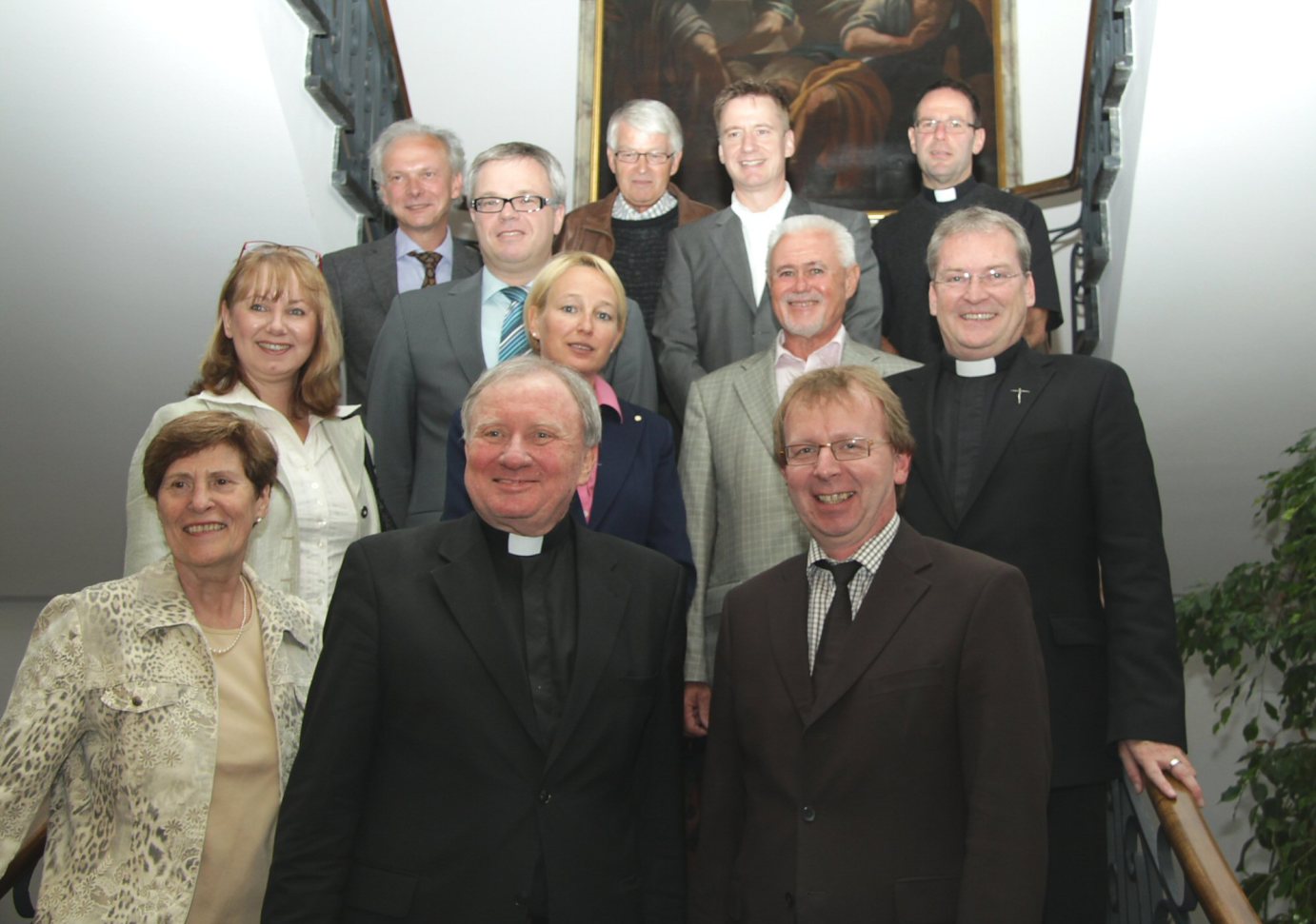 Mainz, 6. Juni: Generalvikar Prälat Dietmar Giebelmann (vorne Mitte) mit dem Viernheimer Bürgermeister Matthias Baaß (vorne rechts), Pfarrer Stipinovich (rechts) und den anderen Unterstützern des Projektes bei ihrem Treffen in Mainz. (c) Bistum Mainz / mik