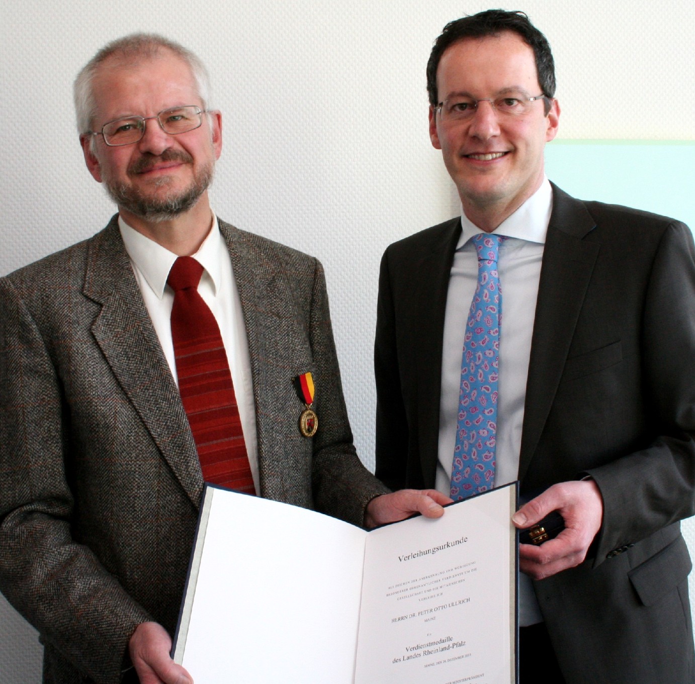 Mainz, 24.3.2011: Staatssekretär Michael Ebling (r.) überreichte Dr. Peter-Otto Ullrich die Landesverdienstmedaille Rheinland-Pfalz. (c) Bistum Mainz / Matschak