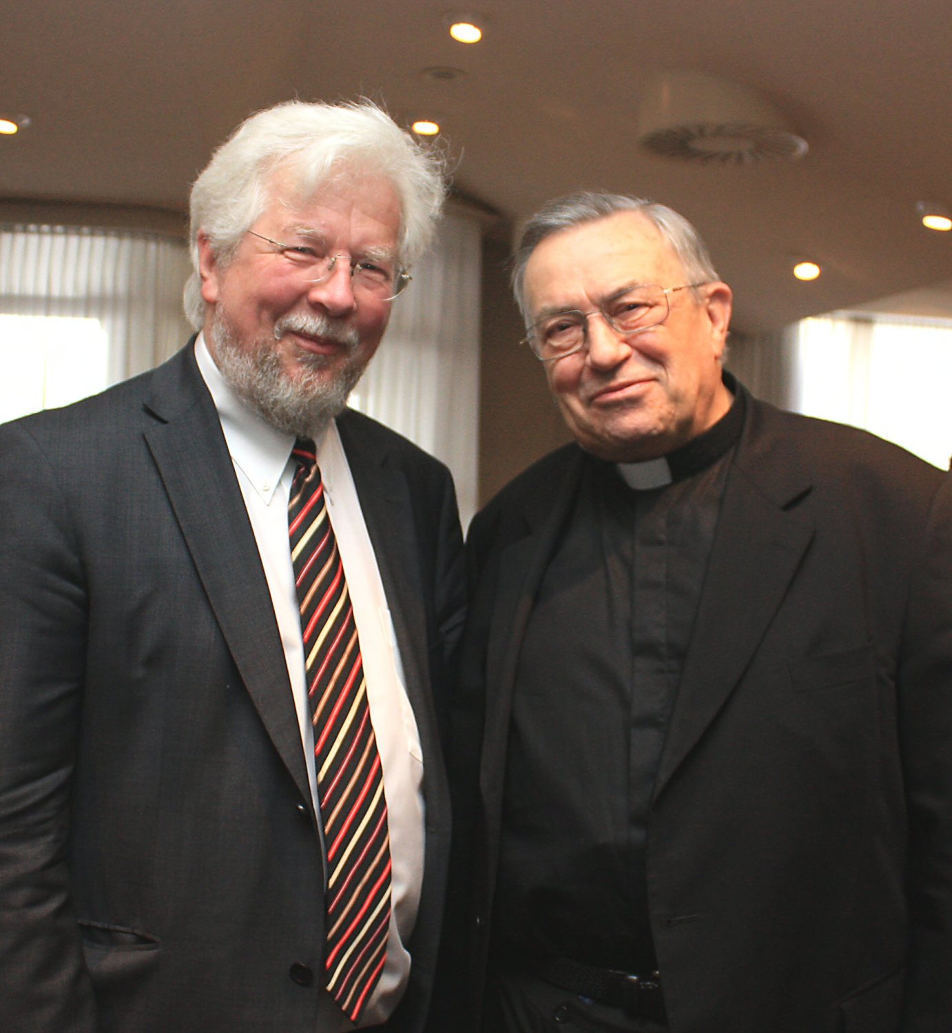 Mainz, 25. April 2010: Domorganist Albert Schönberger (links) mit Kardinal Karl Lehmann beim Empfang nach der Vesper. (c) Bistum Mainz / Blum