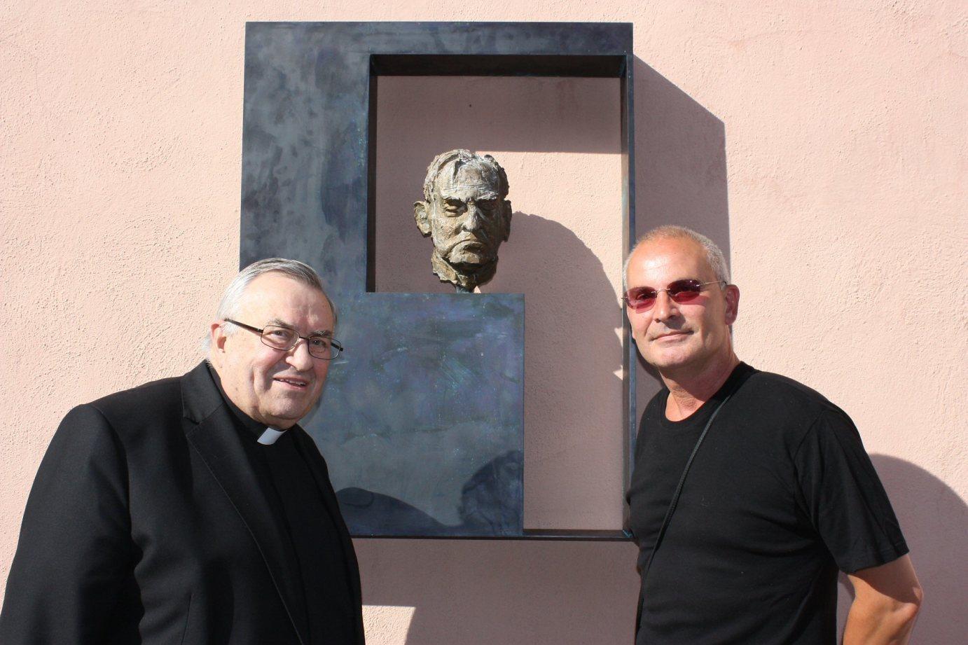Mainz, 1. Juli 2013: Kardinal Karl Lehmann und Künstler Karlheinz Oswald (rechts) vor der Büste von Kardinal Hermann Volk im Innenhof des Erbacher Hofes.