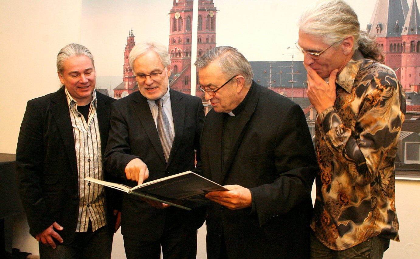 Mainz, 18.11.2009: Vorstellung des neuen Dombildbandes mit (v.l.) Fotograf Bernd Radtke, ZDF-Intendant Markus Schächter, Kardinal Karl Lehmann und Fotograf Martin Blume (c) Bistum Mainz / Matschak