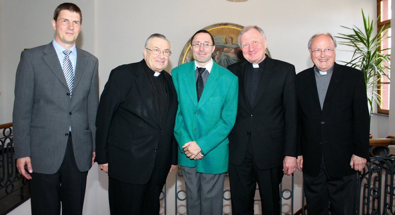 Mainz, 26. Mai 2011: Vorstellung des neuen Direktors des Mainzer Dom- und Diöäzesanmuseums (v.l.n.r.): Baudirektor Johannes Krämer, Kardinal Karl Lehmann, Dr. Winfried Wilhelmy, Generalvikar Dietmar Giebelmann und Domdekan Heinz Heckwolf. (c) Bistum Mainz / Blum