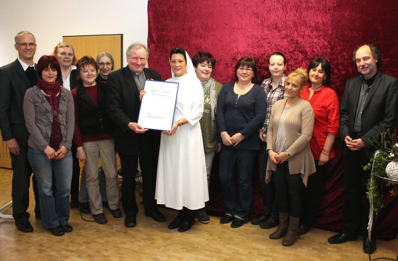 Mainz, 23. Januar 2012: Generalvikar Dietmar Giebelmann überreichte die Zertifizierungsurkunde an Schwester Theresia Simon und ihre Mitarbeiterinnen; ganz links Diözesancaritasdirektor Hans-Jürgen Eberhardt; ganz rechts Pfarrer Stefan Schäfer. (c) Bistum Mainz / Blum