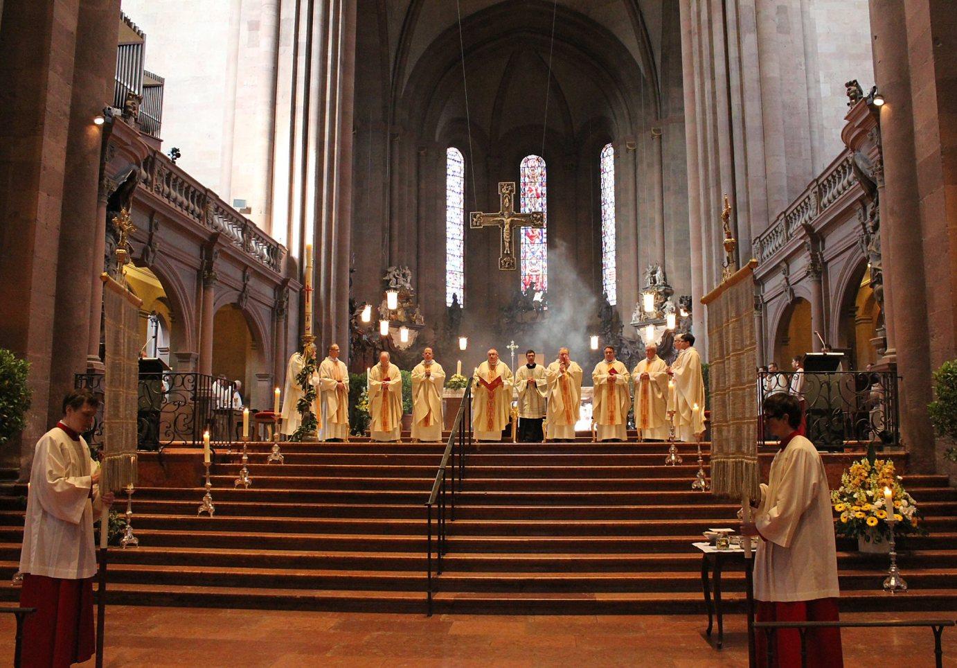 Mainz, 7.4.2013: Kardinal Karl Lehmann feierte gemeinsam mit Weihbischof Dr. Ulrich Neymeyr und dem Mainzer Domkapitel ein Pontifikalamt zum Pontifikatsbeginn von Papst Franziskus.