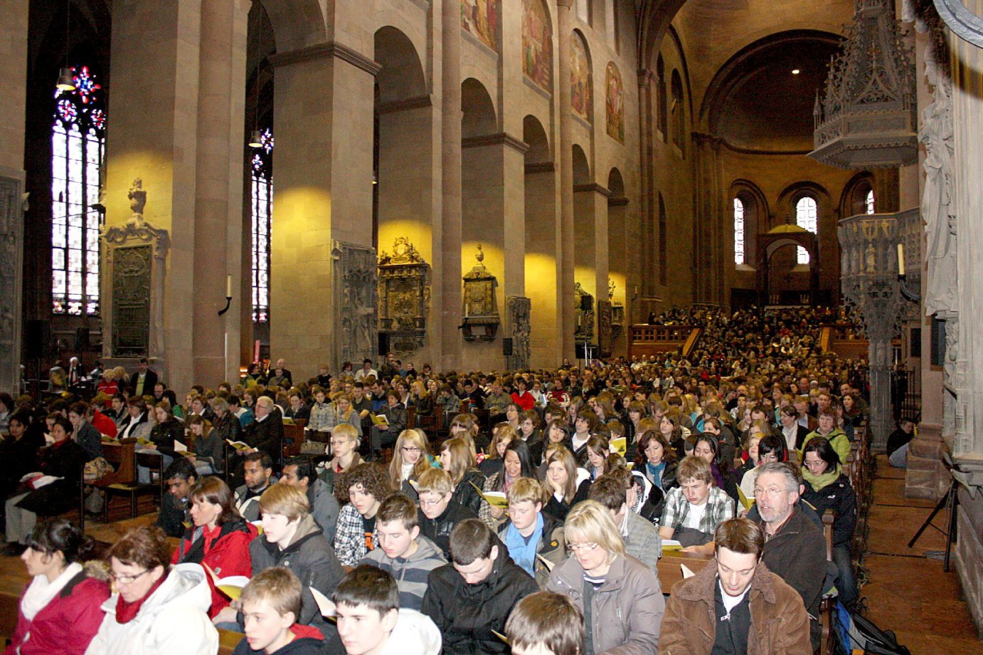 Mainz, 29.3.2010: Über 1.000 Firmbewerberinnen und Firmbewerber aus der Diözese waren in den Mainzer Dom zum jährlichen Begegnungstreffen gekommen. (c) Bistum Mainz / Matschak