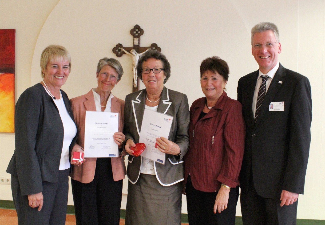 Mainz, 8.5.2012: Ehrung für lange ehrenamtliche Tätigkeit bei den Grünen Damen mit (v.l.) Gisela Kramer, Anke Jung, Ursula Zöller, Karin Haegelen und Prof. Dr. med. Hans-Jürgen Hennes (c) KKM