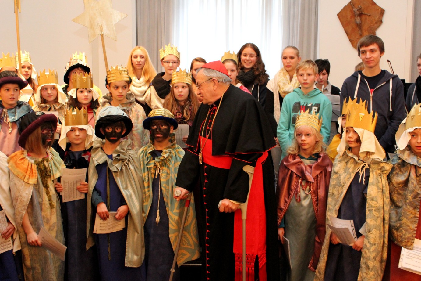 Mainz, 14.1.2012: Kardinal Karl Lehmann (Mitte) dankte den Sternsinger aus Mainz-Ebersheim für ihr Engagement. (c) Bistum Mainz / Matschak