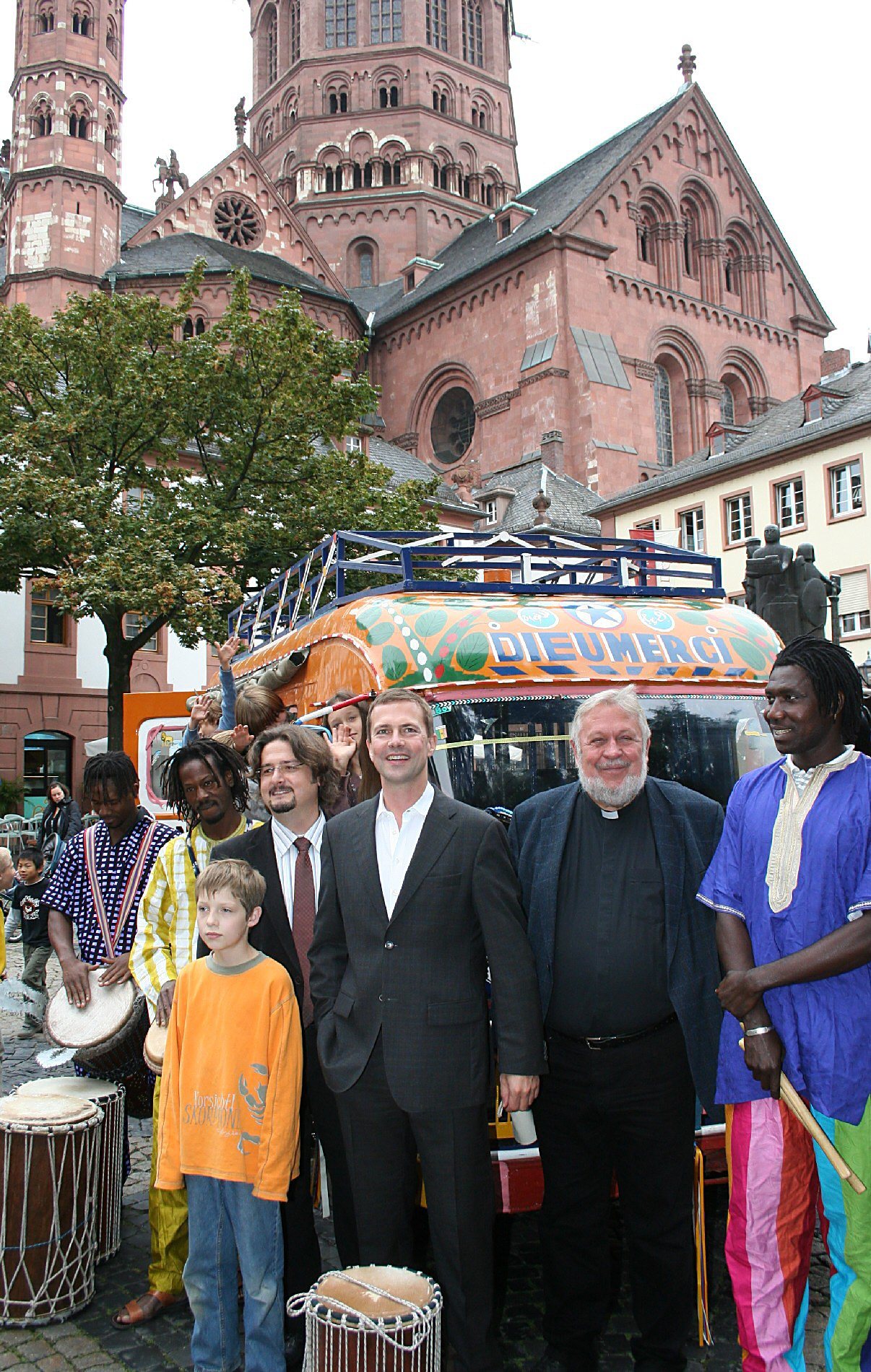 Mainz, 15.9.2009: Vom Leichhof in Mainz wurde ein senegalesischer Taxi-Bus auf Infotour durch die deutschen Bistümer geschickt: (vorne, v.l.) Pfarrer Simon Rapp, Bundespräses des BDKJ, ZDF-Moderator Steffen Seibert und Monsignore Winfried Bilz, Präsident des Kindermissionswerks 
