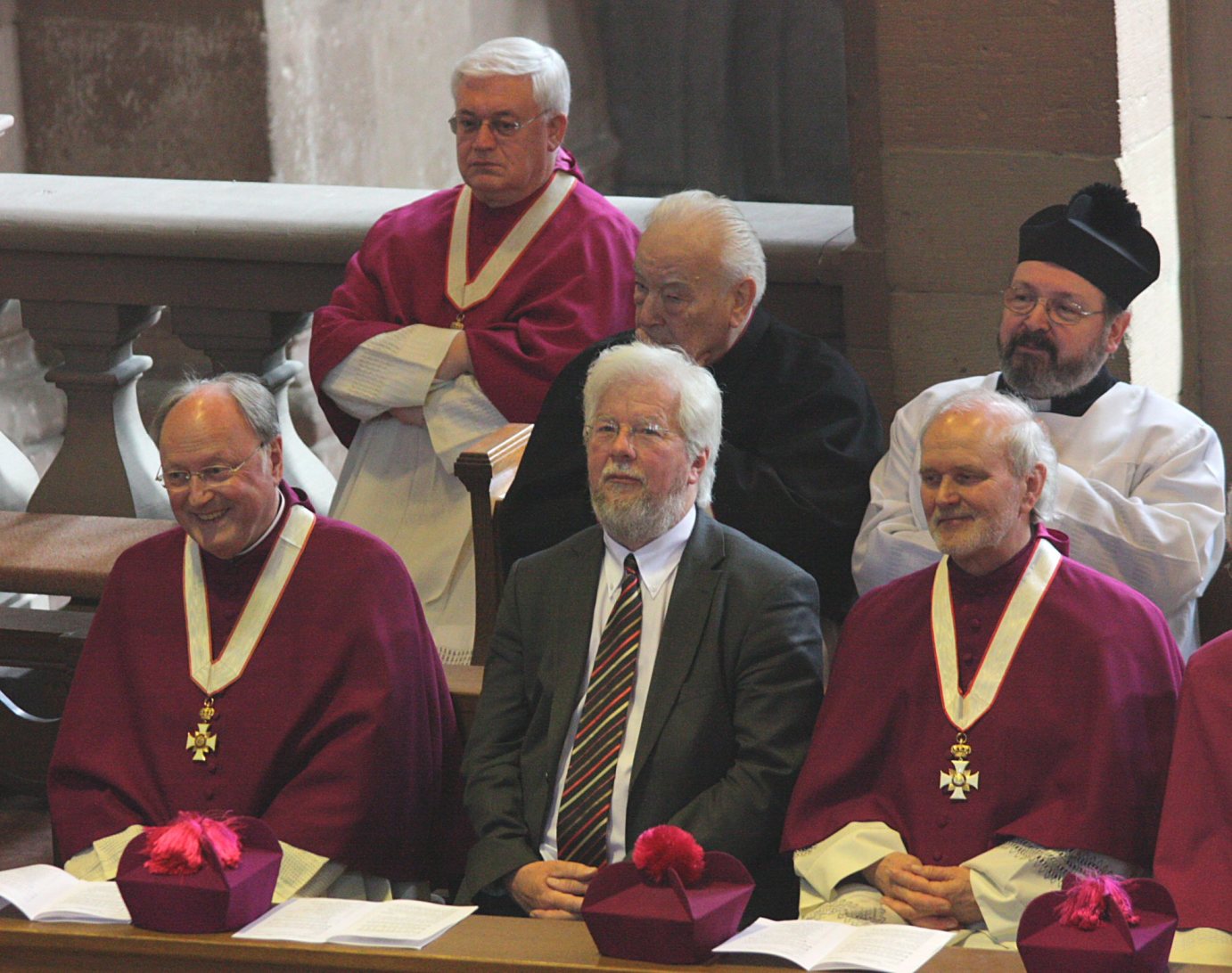 Mainz, 25. April 2010: Während der Predigt durfte Domorganist Albert Schönberger (vordere reihe Mitte) in der Bank der Domkapitulare Platz nehmen, neben Domdekan Heinz Heckwolf (links) und Domkapitular Horst Schneider (rechts); Domkapitular Jürgen Nabbefeld (hintere Reihe links) hatte ihn nach vorn gebeten. (c) Bistum Mainz / Blum