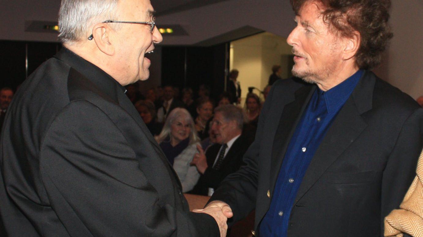Mainz, 9. März 2011: Kardinal Karl Lehmann im Gespräch mit Dieter Wedel (rechts) beim Aschermittwoch der Künstler und Publizisten im Erbacher Hof.