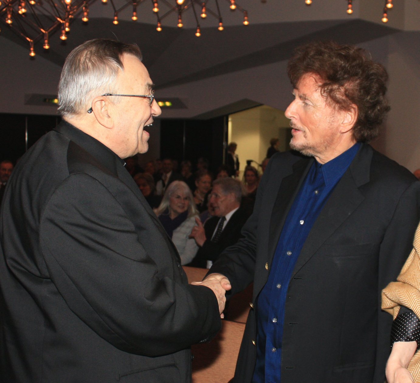 Mainz, 9. März 2011: Kardinal Karl Lehmann im Gespräch mit Dieter Wedel (rechts) beim Aschermittwoch der Künstler und Publizisten im Erbacher Hof. (c) Bistum Mainz / Blum