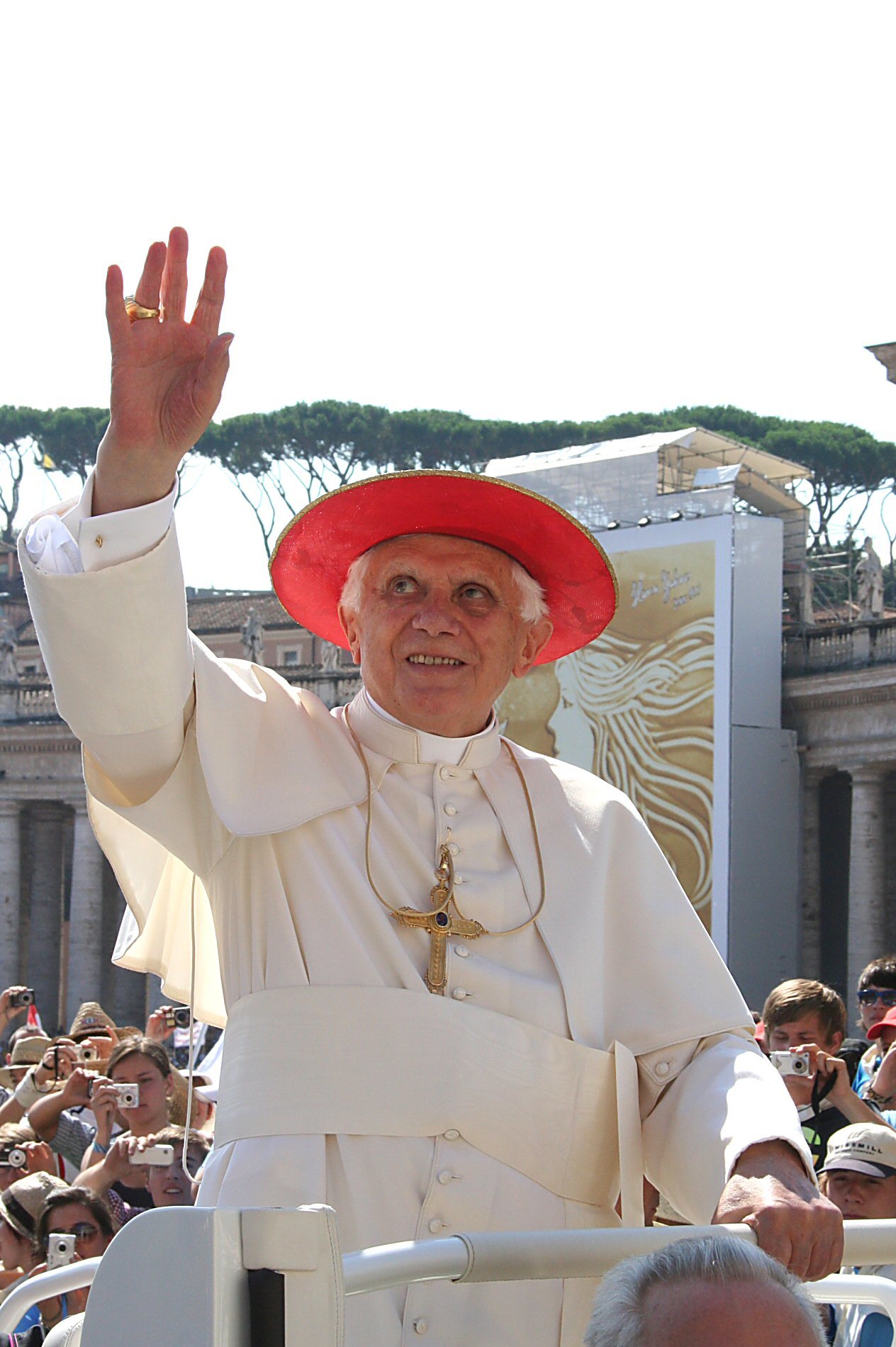Papst Benedikt XVI. bei seiner Fahrt über den Petersplatz in Rom bei der Ministrantenwallfahrt am 4. August 2010. (c) Bistum Mainz / Matschak