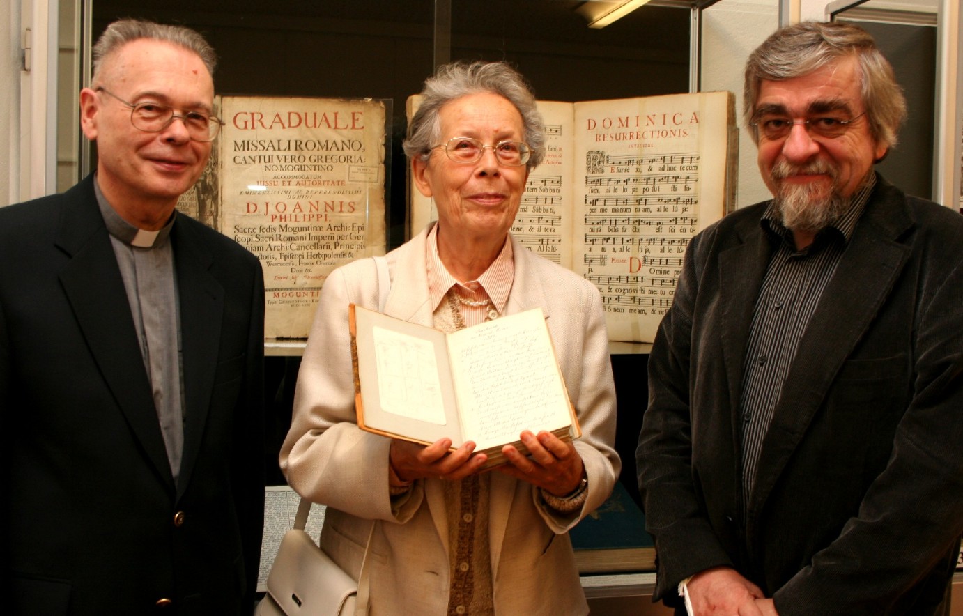 Mainz, 21.9.2007: Neue Kabinettausstellung in der Mainzer Martinusbibliothek über Domkapitular Friedrich Schneider (1836-1907) mit: (v.l.) Dr. Helmut Hinkel, Bibliotheksdirektor, Gabriele Lambert, Großnichte Schneiders, und Dr. Joachim Glatz, Denkmalpflege Mainz. (c) Bistum Mianz/Matschak