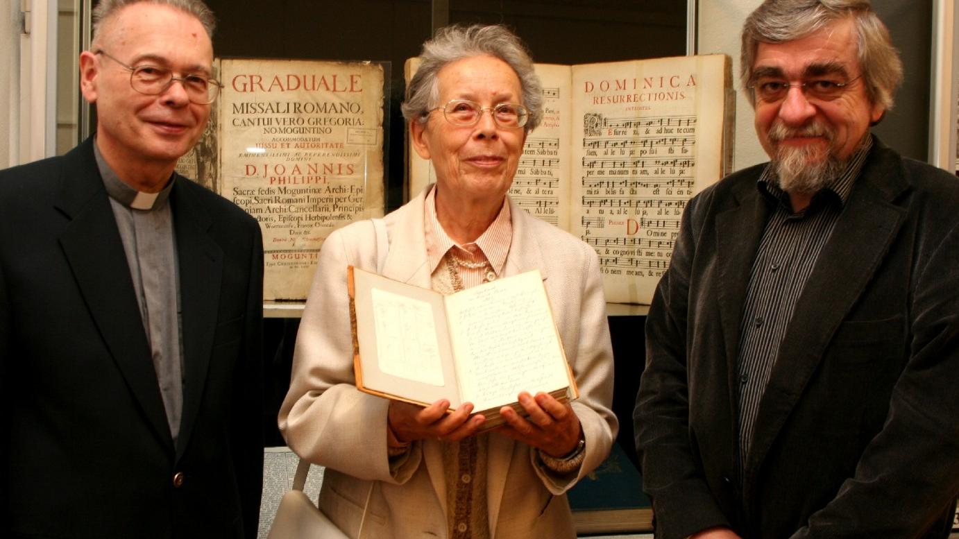 Mainz, 21.9.2007: Neue Kabinettausstellung in der Mainzer Martinusbibliothek über Domkapitular Friedrich Schneider (1836-1907) mit: (v.l.) Dr. Helmut Hinkel, Bibliotheksdirektor, Gabriele Lambert, Großnichte Schneiders, und Dr. Joachim Glatz, Denkmalpflege Mainz.