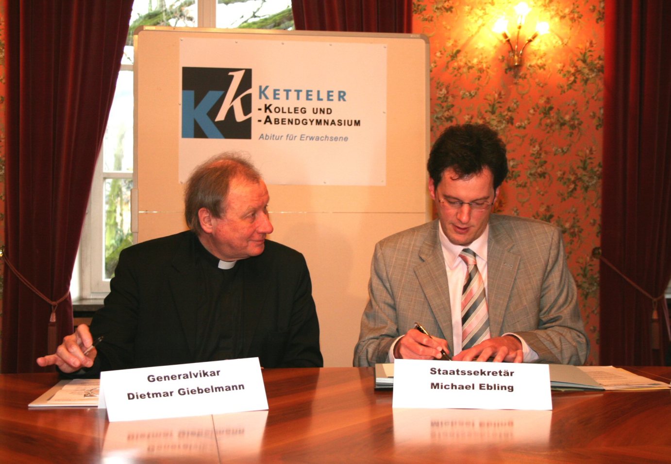 Mainz, 18. Januar 2007: Generalvikar Dietmar Giebelmann und Bildungsstaatsminister Michael Ebling (rechts) unterschreiben den Vertrag für den gemeinsam finanzierten Schulversuch Abitur-online am Mainzer Ketteler-Abendgymnasium. (c) Blum