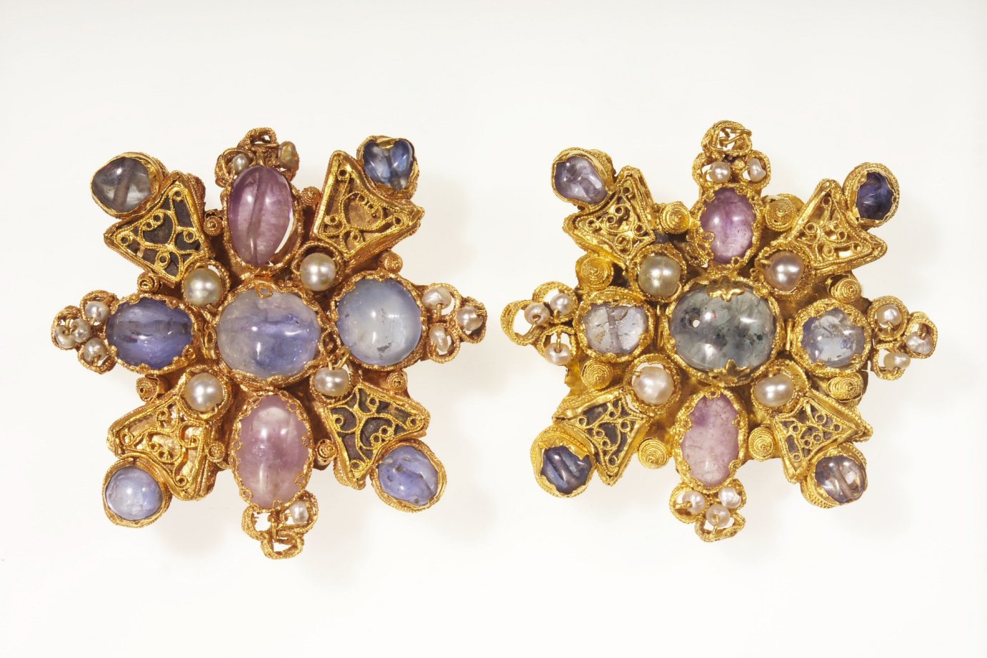 Die beiden ottonischen Sternfibeln. (c) Hessisches Landesmuseum Darmstadt
