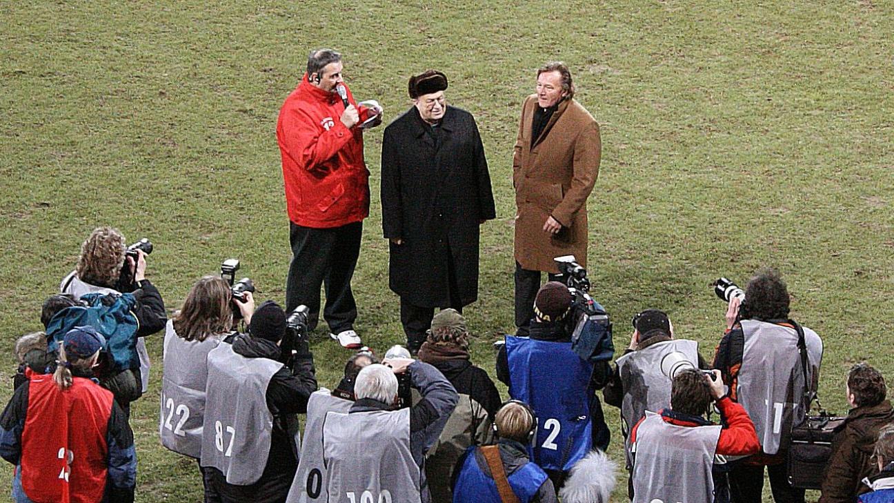 Mainz, 22. Januar 2009: Halbzeitinterview beim Benefizspiel Mainz 05 gegen Bayern München im Bruchwegstadion (v.l.n.r.): Stadionsprecher Klaus Hafner, Kardinal Karl Lehmann und Mainz 05-Präsident Harald Strutz.