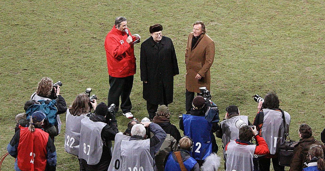 Mainz, 22. Januar 2009: Halbzeitinterview beim Benefizspiel Mainz 05 gegen Bayern München im Bruchwegstadion (v.l.n.r.): Stadionsprecher Klaus Hafner, Kardinal Karl Lehmann und Mainz 05-Präsident Harald Strutz. (c) Bistum Mainz / Blum