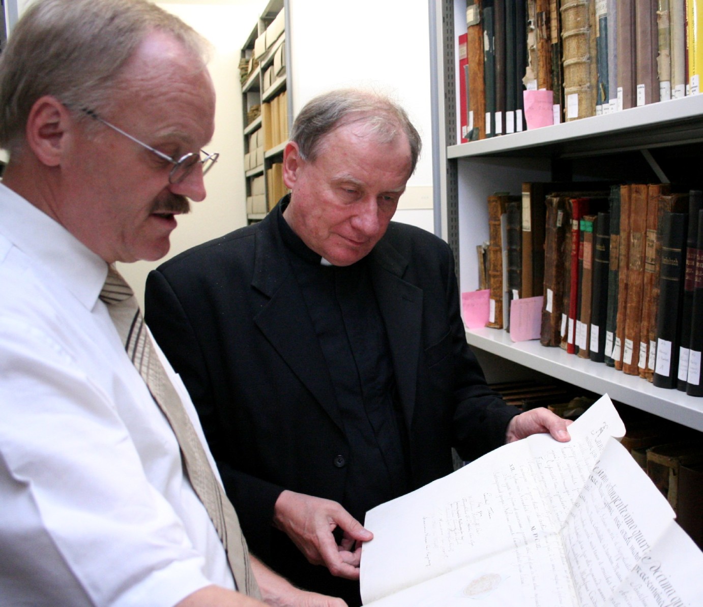 Mainz, 19.7.2007: Dr. Hermann-Josef Braun (l.), Leiter des Dom- und Diözesanarchives, zeigt Generalvikar Dietmar Giebelmann eine Urkunde aus dem Bestand des Archives. (c) Bistum Mainz / Matschak