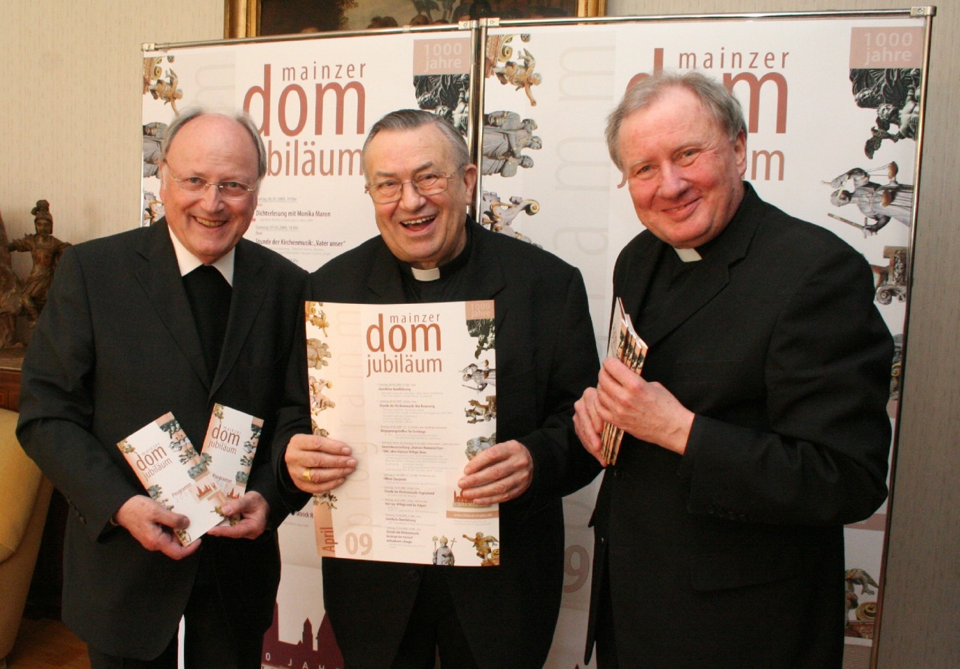 Mainz, 13.3.2009: Stellten das Programmheft zum Domjubiläum vor: (v.l.) Domdekan Prälat Heinz Heckwolf, Kardinal Karl Lehmann, Bischof von Mainz, und Prälat Dietmar Giebelmann, Generalvikar des Bistums Mainz. (c) Bistum Mainz / Matschak