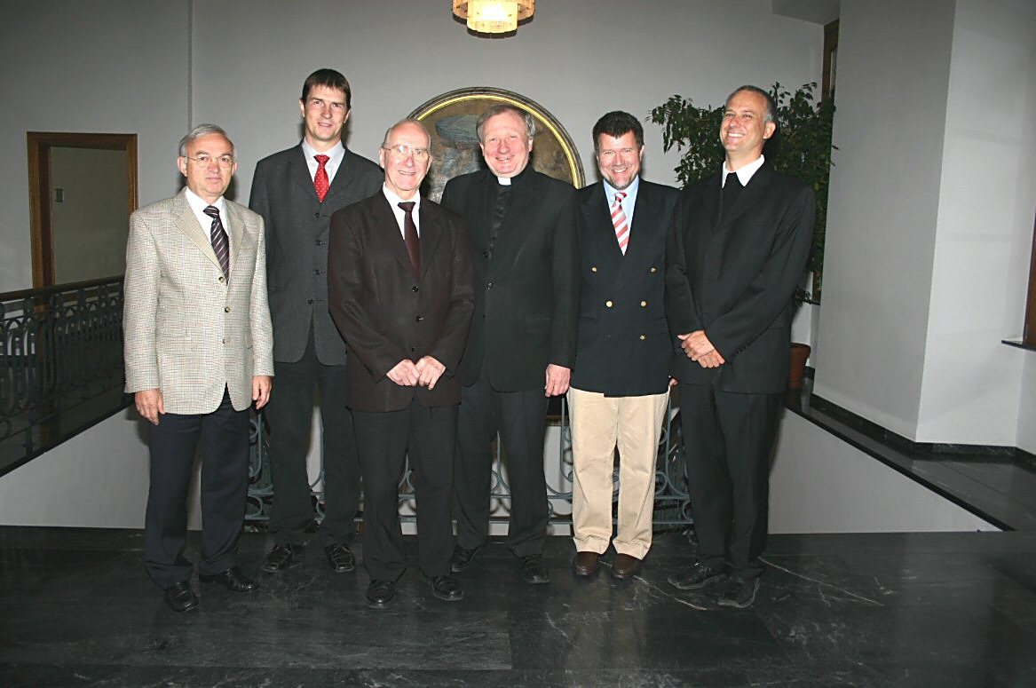 Mainz, 22. August 2007: Würdigung von Erich Fuchs anlässlich seines 75. Geburtstages zusammen mit den Mitgliedern des Diözesanverwaltungsrates (v.l.n.r.): Thomas Karst, Johannes Krämer, Erich Fuchs, Generalvikar Dietmar Giebelmann, Michael Ling und Hans-Jürgen Eberhardt. (c) Bistum Mainz / Blum