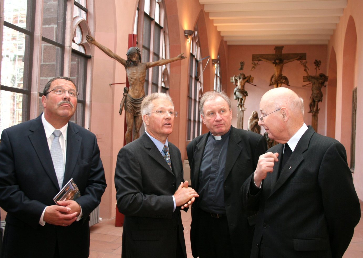 Mainz, 20. April 2007: Beim Rundgang zur Eröffnung des Kreuzgang-obergeschosses im Mainzer Dom- und Diözesanmuseum (v.l.n.r.): Peter Krawietz, Hans-Jürgen Kotzur, Generalvikar Dietmar Giebelmann und Domkapitular em. Ernst Kalb. (c) Bistum Mainz / Blum